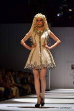 Model walk the ramp for Kavita Bhartia Show at Wills Lifestyle India Fashion Week 2012 day 2 on 7th Oct 2012 (15).JPG